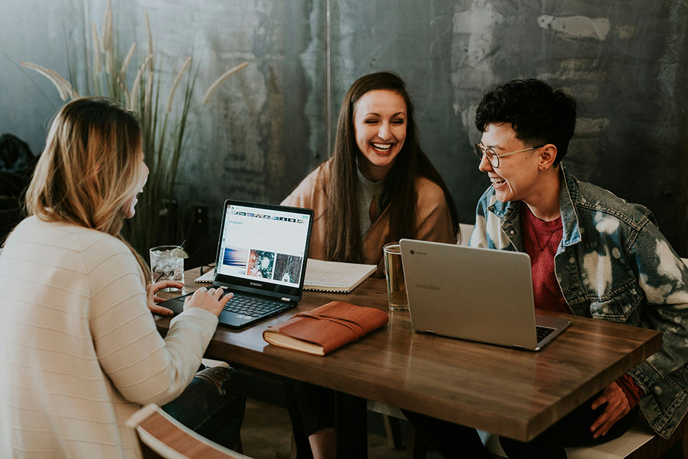 Professionnels en atelier de travail