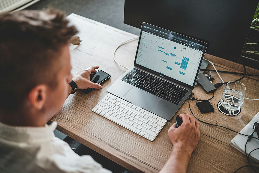 Conseiller analysant un dossier client