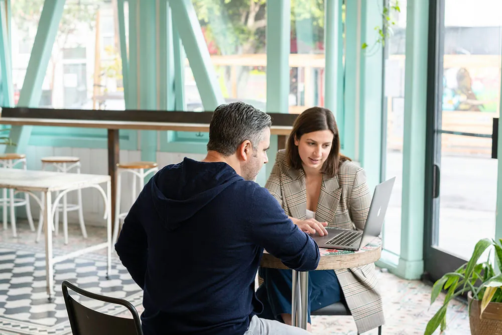 Échange entre un conseiller et un client dirigeant