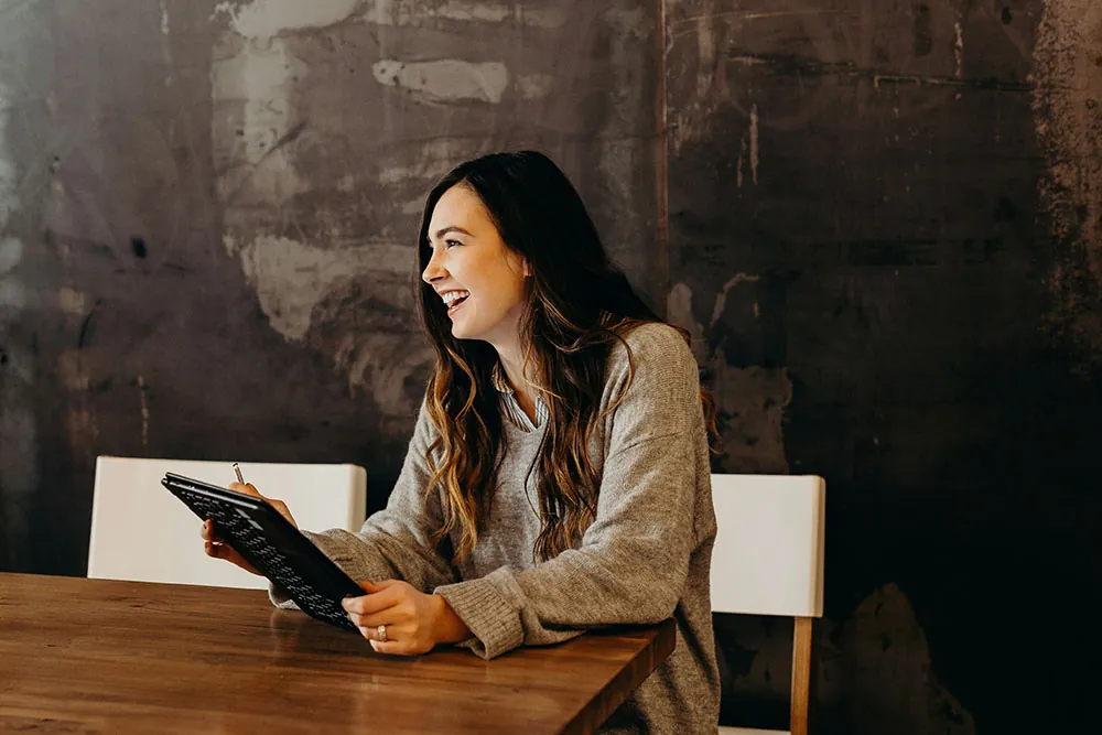 Experte-comptable souriante en rendez-vous