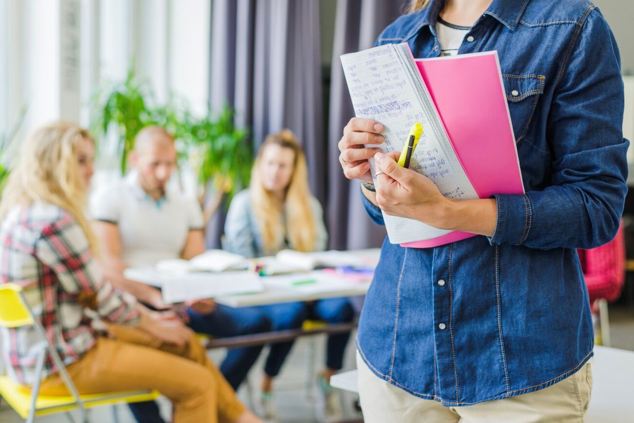 Participante prenant des notes lors d'une formation Think Twice